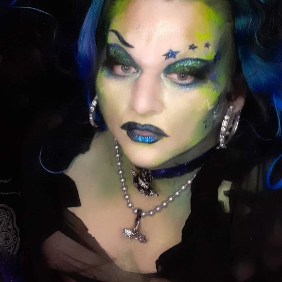 Meet Maralee. A Lifelong makeup lover and artist, my face is my favorite canvas. - Picture 6 of 13